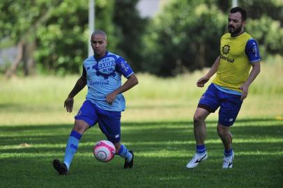  CAXIAS DO SUL, RS, BRASIL, 06/12/2018. Treino do Caxias no campo suplementar. O Caxias está se preparando para o Gauchão 2019. Na foto, lateral Samuel Balbino (E). (Porthus Junior/Agência RBS)