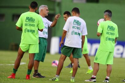  SANTA CRUZ DO SUL, RS, BRASIL, 23/03/2018-  Treino do Esporte Clube Avenida.Na foto - Fabiano Daitx é o técnico do time.  (FOTOGRAFO: LAURO ALVES / AGENCIA RBS)