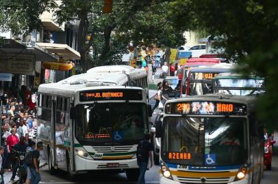  PORTO ALEGRE, RS, BRASIL,30/11/2017 -Ônibus e paradas lotadas, fotos mostram a super lotação das paradas de ônibus em Porto Alegre(FOTOGRAFO: LAURO ALVES / AGENCIA RBS)