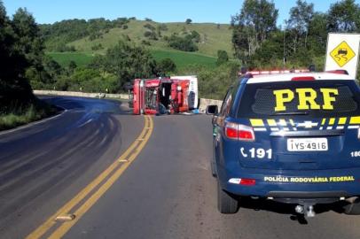 A Polícia Rodoviária Federal (PRF) atende a um tombamento de um caminhão Scania na BR-116 na manhã desta quarta-feira (13). Em virtude do acidente, o trânsito está em meia pista no Km 52 em Vacaria. 