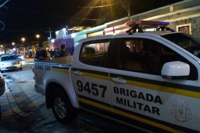  PORTO ALEGRE, RS, BRASIL, 01/02/2019. A Brigada Militar (BM) está com efetivo reforçado no bairro Cidade Baixa, na noite desta sexta-feira (1º). Na madrugada de sábado (2), o atentado que acabou com três pessoas na Rua João Alfredo completará uma semana. Pessoas que circulavam pela via percebiam movimento abaixo para o normal na noite desta sexta e a presença ostensiva da BM. Foto: Pedro Moreira/Agência RBS