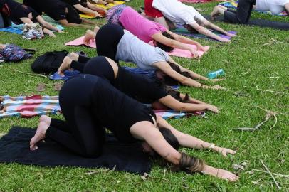  PORTO ALEGRE,RS,BRASIL.2019-01-12.Aulas do coletivo Namaskar,que da aula s gratuitas de Ioga em praças e parques.(RONALDO BERNARDI/AGENCIA RBS).