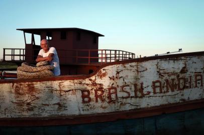  PORTO ALEGRE, RS, BRASIL, 11-02-2019: O músico  Rudimar de Almeida Necher, 56 anos, mora em um barco no Cais Mauá. Ele está fazendo a sétima faculdade, mas nunca se formou. Tem dois anos para completar o curso de música popular. Ele vive no barco desde o ano passado.  (CARLOS MACEDO/ AGÊNCIA RBS)Indexador: Carlos Macedo