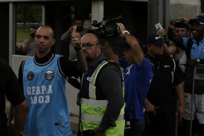  PORTO ALEGRE, RS, BRASIL, 13.02.2019. Atacante Diego Tardelli desembarcou no Aeroporto Salgado Filho nesta quarta-feira para assinar contrato com o Grêmio.FOTO: MATEUS BRUXEL/AGÊNCIA RBS