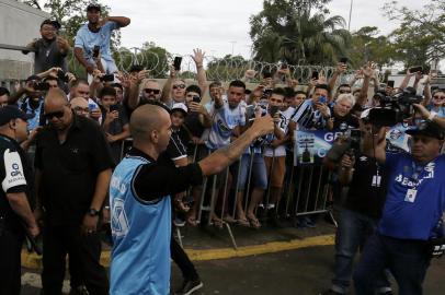  PORTO ALEGRE, RS, BRASIL, 13-02-2019: Chegada do novo jogador do Grêmio Diego Tardelli por acesso ao Aeroporto Salgado Filho na avenida Sertório. (Foto: Mateus Bruxel / Agência RBS)