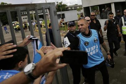  PORTO ALEGRE, RS, BRASIL, 13-02-2019: Chegada do novo jogador do Grêmio Diego Tardelli por acesso ao Aeroporto Salgado Filho na avenida Sertório. (Foto: Mateus Bruxel / Agência RBS)