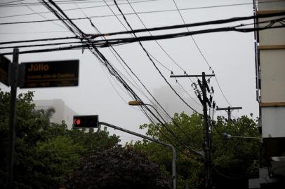  CAXIAS DO SUL, RS, BRASIL, 12/02/2019Termômetros marcando 22ºc em Caxias, com neblina e chuva fina.