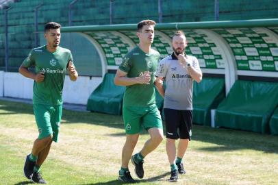 CAXIAS DO SUL, RS, BRASIL, 10/121/2018. Treino do Juventude no estádio Alfredo Jaconi. O Ju está se preparando para o campeonato gaúcho 2019. Na foto, volante Mateus Santana (E), zagueiro Douglas Tomazi (C) e preparador físico Rodrigo Squinalli (D). (Porthus Junior/Agência RBS)