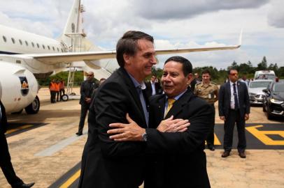 13/02/2019 Presidente da República, Jair Bolsonaro chega na Base Aérea de Brasília (Brasília - DF, 13/02/2019) Presidente da República, Jair Bolsonaro cumprimenta o Vice-Presidente da República, Hamilton Mourão.Foto: Marcos Corrêa/PR