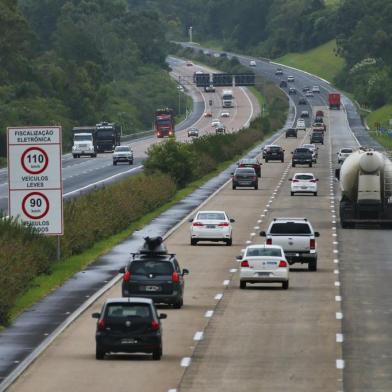  GLORINHA, RS, BRASIL, 12-02-2019: Três dias antes do reinício da cobrança de pedágio na Freeway, nova concessionária CCR ViaSul treina funcionários em pedágios e resgate de veículos. Condições da via são boas após operações tapa-buracos, mas mesmo assim ainda existe presença de desníveis e fissuras no asfalto (FOTO FÉLIX ZUCCO/AGÊNCIA RBS, Editoria de Notícias).