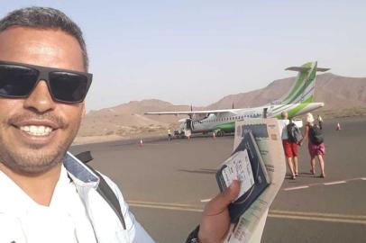 CABO VERDE, 13/02/2019: Gaúcho Daniel Guerra no aeroporto em Cabo Verde, pronto para retornar ao Brasil. 