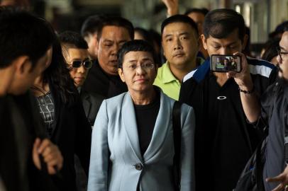  Philippine journalist Maria Ressa (C) arrives at a regional trial court in Manila to post bail on February 14, 2019. - Ressa was freed on bail on February 14 following an arrest that sparked international censure and allegations she is being targeted over her news sites criticism of President Rodrigo Duterte. (Photo by Noel CELIS / AFP)Editoria: POLLocal: ManilaIndexador: NOEL CELISSecao: governmentFonte: AFPFotógrafo: STF