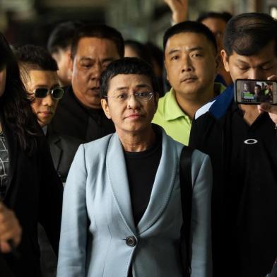  Philippine journalist Maria Ressa (C) arrives at a regional trial court in Manila to post bail on February 14, 2019. - Ressa was freed on bail on February 14 following an arrest that sparked international censure and allegations she is being targeted over her news sites criticism of President Rodrigo Duterte. (Photo by Noel CELIS / AFP)Editoria: POLLocal: ManilaIndexador: NOEL CELISSecao: governmentFonte: AFPFotógrafo: STF