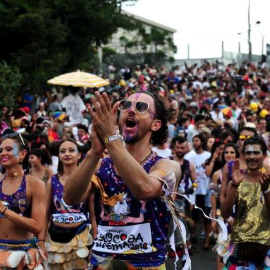  CAXIAS DO SUL, RS, BRASIL, 10/02/2018. Carnaval do Bloco da Ovelha movimenta o bairro São Pelegrino em trajeto até a Praça das Feiras. (Diogo Sallaberry/Agência RBS)