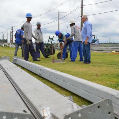 Não-Me-Toque: Marlon Ellwanger Lauxen, coordenador administrativo do parque, mostra a montagem dos estandes e os preparativos do parque para a Expodireto-Cotrijal