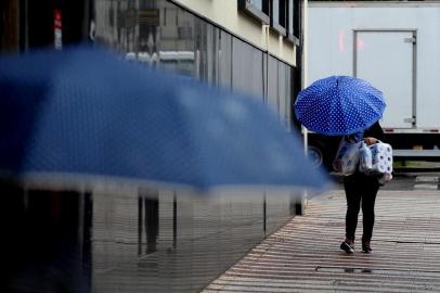  CAXIAS DO SUL, RS, BRASIL, 12/02/2019Termômetros marcando 22ºc em Caxias, com neblina e chuva fina.