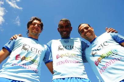 BENTO GONÇALVESL, RS, BRASIL, 14/02/2019. Treino do Esportivo no estádio Montanha dos Vinhedos. O Esportivo se prepara para disputar a Divisão de Acesso do Campeonato Gaúcho. Na foto, lateral-esquerdo Xaro (E), atacante Zulu (C) e meia Athos. (Porthus Junior/Agência RBS)