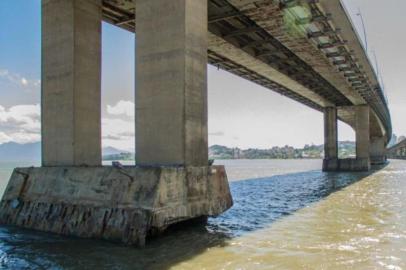 Na esteira de boatos afirmando que as duas pontes que fazem a ligação para Florianópolis estavam em colapso e com risco de querda, autoridades do governo de Santa Catarina se apressearam, nesta quinta-feira (14), para garantir que a estrutura está segura. 