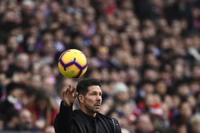  Atletico Madrids Argentinian coach Diego Simeone grabs the ball during the Spanish league football match Club Atletico de Madrid against Real Madrid CF at the Wanda Metropolitano stadium in Madrid on February 9, 2019. (Photo by PIERRE-PHILIPPE MARCOU / AFP)Editoria: SPOLocal: MadridIndexador: PIERRE-PHILIPPE MARCOUSecao: soccerFonte: AFPFotógrafo: STF