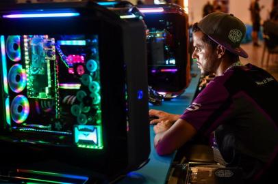  Participant plays computer games at the 12th edition of the Campus Party technological event, in Sao Paulo, Brazil, on February 12, 2019. - The week-long annual event unites participants to share ideas, experiences and all types of activities related to computers, communications and new technology. (Photo by NELSON ALMEIDA / AFP)Editoria: SCILocal: Sao PauloIndexador: NELSON ALMEIDASecao: science (general)Fonte: AFPFotógrafo: STF