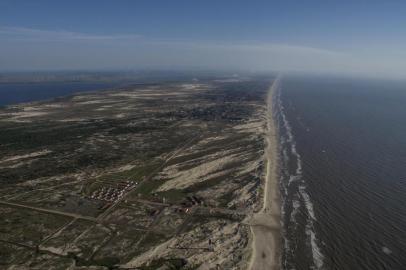 BALNEÁRIO DE PALMEIRAS DO SUL, DUNAS ALTAS, RS, BRASIL,11/02/2019 - Imagens da praia de Dunas Altas para o especial Litoral visto de cima, Dunas Altas é a mais antiga praia do Litoral Norte.(FOTOGRAFO: JEFFERSON BOTEGA / AGENCIA RBS)