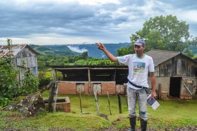 Na foto, Luiz Sundstron. Em algumas moradias, a queda do fornecimento de luz começou ao meio-dia de domingo, sendo reestabelecida no final do dia. Mas foi o temporal de segunda-feira que trouxe danos ainda maiores: há relatos de comunidades que permaneceram 72 horas sem luz.