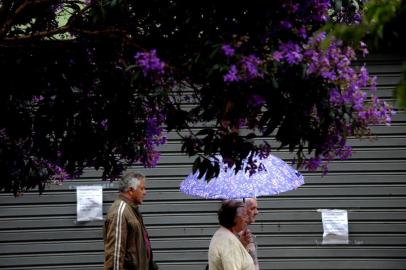  CAXIAS DO SUL, RS, BRASIL, 12/02/2019Termômetros marcando 22ºc em Caxias, com neblina e chuva fina.