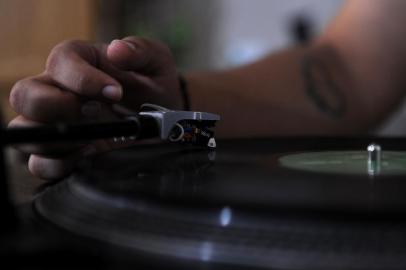  CAXIAS DO SUL, RS, BRASIL, 14/02/2019 - Jhonny Boaventura é músico da banda Catavento, que gravou um LP em vinil. Jhonny também comercializa discos de vinil. (Marcelo Casagrande/Agência RBS)