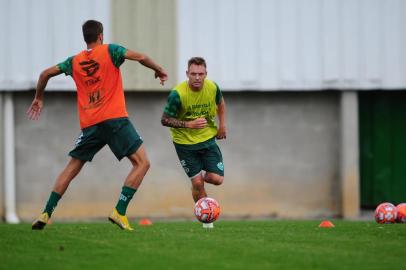  CAXIAS DO SUL, RS, BRASIL, 15/02/2019. Treino do Juventude no CT. O Ju encara o Veranópolis no domingo (17/02), pelo Cammpeonaot Gaúcho, no estádio Antônio David Farina, em Veranópolis. Na foto, volante Moisés. (Porthus Junior/Agência RBS)Indexador: Felipe Nyland                   