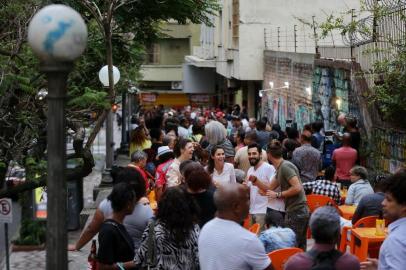  PORTO ALEGRE, RS, BRASIL, 14/02/2019: Os episódios de violência envolvendo a Rua João Alfredo estimulam o crescimento de novos pontos de boemia na cidade, com grande concentração de pessoas na rua. Na foto, movimentação na noite de terça-feira no Bar Tutti Giorni, localizado na Escadaria da Borges. (CAMILA DOMINGUES/AGÊNCIA RBS)