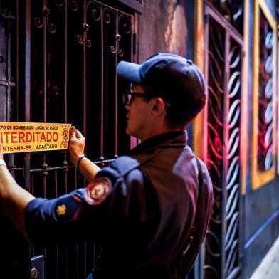 Orgãos de segurança do estado e município realizam ação integrada para coibir a criminalidade no bairro Cidade Baixa, em Porto Alegre. Na foto: Bombeiros interditam estabelecimento