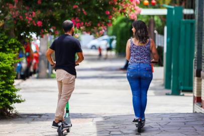  PORTO ALEGRE, RS - BRASIL - 16/02/2019 - Patinetes eletéticas entram em operação neste sábado, nas regiões dos bairros Moinhos de Vento, Independência, Bom Fim e Rio Branco.  (OMAR FREITAS \ AGÊNCIA RBS)Josué Verdejo, 27, fotógrafoLuciana Marcon, 33, advogada