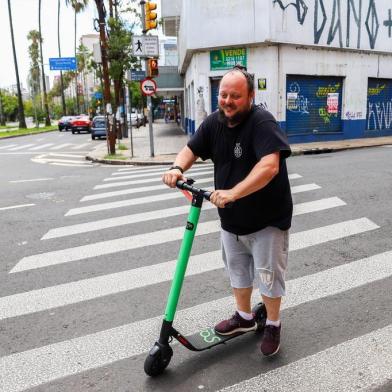  PORTO ALEGRE, RS - BRASIL - 16/02/2019 - Patinetes eletéticas entram em operação neste sábado, nas regiões dos bairros Moinhos de Vento, Independência, Bom Fim e Rio Branco.  (OMAR FREITAS \ AGÊNCIA RBS)Eduardo Defferrari, 38, fotógrafo