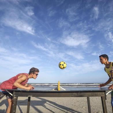  XANGRI-LÁ,  RS, BRASIL, 15/02/2019- Futmesa faz sucesso no Litoral. Na foto-  João Victor Pereira Lopes (o loiro) e Lucas Antonio Fernandes Pinzon (camisa dos Lakers)Indexador: ISADORA NEUMANN