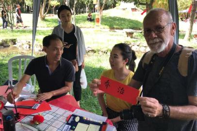 Jorge Aguiar mostra seu nome em caracteres chineses, durante evento em comemoração ao ano-novo chinês, na Redenção