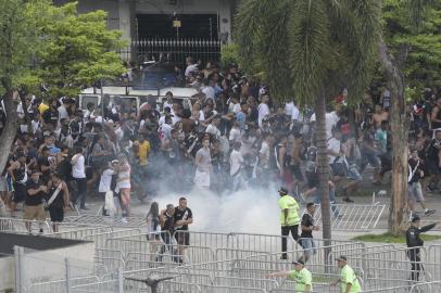 RJ - CAMPEONATO CARIOCA/VASCO X FLUMINENSE/TORCIDA - ESPORTES - Torcedores do Vasco são dispersados com bombas lançadas por policiais militares em acesso   do Estádio do Maracanã, na zona norte do Rio de Janeiro, na tarde este domingo (17),   depois do Juizado Especial Criminal (Jecrim) determinar portões fechados na partida entre   Vasco e Fluminense pela final da Taça Guanabara 2019. A decisão veio quando os torcedores   já estavam no entorno do Estádio, provocando tumulto e confusão.    17/02/2019 - Foto: ANDRÉ FABIANO/CÓDIGO19/ESTADÃO CONTEÚDO