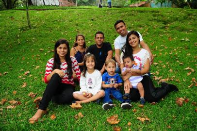  CAXIAS DO SUL, RS, BRASIL, 17/02/2019. Venezuelanos deixam Roraima e seguem para oito cidades do país. Em Caxias do Sul, oito desembarcaram nessa semana. Na foto, sete deles:  Da E p/ D: Argelis Araque, Laura Medina, Irving Moreno, Estefani Araque (com a criança no colo) e Jose Luis Lara. As crianças: Milagro Serna, Stefano Serna e Misael Serna. (Porthus Junior/Agência RBS)