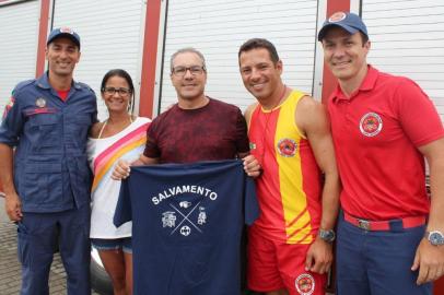  FLORIANÓPOLIS, SC, 15.02.2019. Bombeiro gaúcho Francisco Rogério Ferreira Farias, 1º Sargento do Corpo de Bombeiros do Rio Grande do Sul, sofreu três paradas cardiorrespiratórias e foi reanimado pelos bombeiros de Florianópolis em 2017, enquanto passava férias na capital catarinense. Nesta sexta-feira, 15, visitou os colegas no quartel de Canasvieiras para agradecimento.FOTO: Corpo de Bombeiros de SC/Divulgação