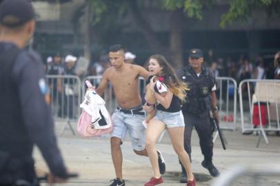 Torcedora do Vasco protejendo seu Bebe durante a confusao no inicio do jogo por nao liberar torcedores do Vasco. durante partida valida pela final da TaÃ§a Guanabara do Carioca 2019, no estadio do Maracana, zona norte da cidade do Rio de Janeiro, neste Domingo 17/02.