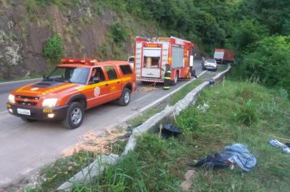 Um homem morreu em uma colisão entre um caminhão e o carro de passeio na ERS-122, em Flores da Cunha, na noite deste domingo. O acidente correu no km 106 da rodovia, próximo ao pedágio. O motorista do caminhão, cuja identidade ainda não foi confirmada, morreu no local. Os quatro integrantes do outro veículo ficaram feridos e foram encaminhados ao hospital de Flores da Cunha