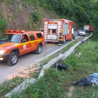 Um homem morreu em uma colisão entre um caminhão e o carro de passeio na ERS-122, em Flores da Cunha, na noite deste domingo. O acidente correu no km 106 da rodovia, próximo ao pedágio. O motorista do caminhão, cuja identidade ainda não foi confirmada, morreu no local. Os quatro integrantes do outro veículo ficaram feridos e foram encaminhados ao hospital de Flores da Cunha