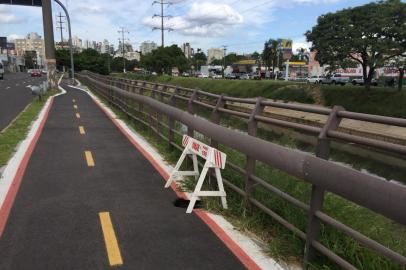 Buraco na ciclovia da Avenida Ipiranga