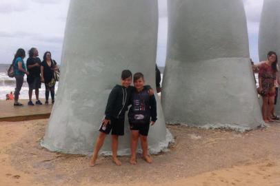 Viajantes: Jéferson de Oliveira e Marina F. CriveletoData da foto: 06/01/2019Dica: Localizada a aproximadamente 16 km do centro de Punta del Este, na localidade chamada Punta Ballena, a Casapueblo esbanja originalidade. Foi construída pelas próprias mãos do artista plástico Carlos Páez Vilaró, auxiliado por moradores locais. Hoje abriga um museu, uma galeria de arte e um hotel. De seus terraços é possível avistar a imensidão do Rio da Prata indo ao encontro do Oceano Atlântico, palco de um belíssimo pôr do sol.Atenciosamente,Marina Ferronato Criveleto