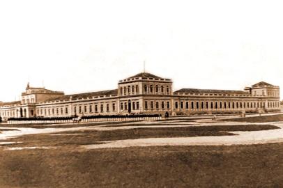   Na segunda metade do século 19, o local recebeu uma imponente construção: o Casarão da Várzea, como era conhecido o atual Colégio Militar.A pedra fundamental do edifício foi colocada em 20 de abril de 1872. 