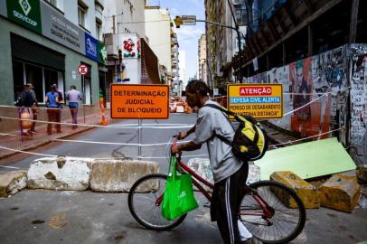  PORTO ALEGRE, RS - BRASIL -  Situação da fachada da Casa Azul, imóvel abandonado e com risco de desabamento na Marechal Floriano e Riachuelo (OMAR FREITAS \ AGÊNCIA RBS)