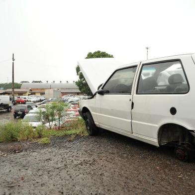  CAXIAS DO SUL, RS, BRASIL (19/02/2019)Em média, quatro veículos são roubados ou furtados por dia em Caxias do Sul. A maioria destes automóveis (cerca de 2 de cada 3 levados) são recuperados. A burocracia, contudo, faz com que os automóveis fiquem, em média, 15 dias no guincho. Na foto, o depósito do Guincho Expresso. (Antonio Valiente/Agência RBS)