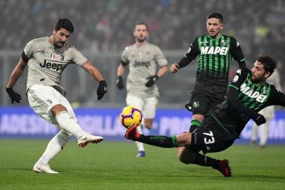  Sassuolos midfielder Manuel Locatelli (R) defends against Juventus German midfielder Sami Khedira (L) during the Italian Serie A football match Sassuolo vs Juventus on February 10, 2019 at the Mapei Stadium - Citta del Tricolore stadium in Reggio Emilia. (Photo by Miguel MEDINA / AFP)Editoria: SPOLocal: Reggio EmiliaIndexador: MIGUEL MEDINASecao: soccerFonte: AFPFotógrafo: STF