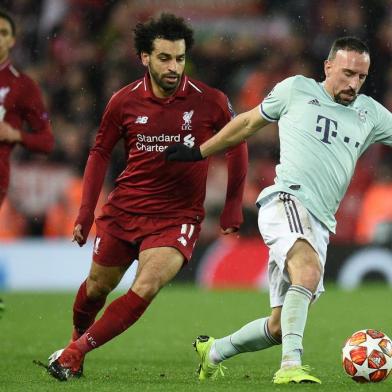  Bayern Munichs French midfielder Franck Ribery (R) vies with Liverpools Egyptian midfielder Mohamed Salah (C) during the UEFA Champions League round of 16, first leg football match between Liverpool and Bayern Munich at Anfield stadium in Liverpool, north-west England on February 19, 2019. - The game finished 0-0. (Photo by Oli SCARFF / AFP)Editoria: SPOLocal: LiverpoolIndexador: OLI SCARFFSecao: soccerFonte: AFPFotógrafo: STR