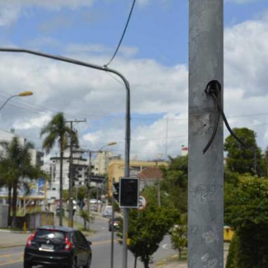 Pela segunda vez em menos de duas semanas, um semáforo para pedestre instalado na esquina da rua Matheo Gianella com a Cristóforo Randon, no bairro Pio X, em Caxias do Sul, foi furtado. A ausência do equipamento foi notada na manhã desta segunda-feira (18/02) pelas equipes da Secretaria Municipal de Trânsito, Transportes e Mobilidade (SMTTM) e a sinaleira foi reinstalada à tarde. O caso foi registrado na Polícia Civil.