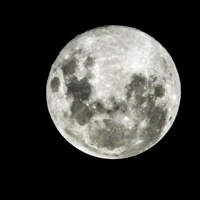 SUPER LUA É VISTA EM SPSP - SUPER/LUA - GERAL - Na noite desta terça-feira (19), a Lua cheia está maior e mais brilhante do que normal. Os astrônomos costumam chamar o fenômeno de ?superlua?. Ele acontece sempre que o satélite está em seu perigeu, nome que os cientistas dão ao ponto em que cumpre a sua órbita mais próxima da Terra. 19/02/2019 - Foto: ALOISIO MAURICIO/FOTOARENA/FOTOARENA/ESTADÃO CONTEÚDOEditoria: GERALLocal: SÃO PAULOIndexador: ALOISIO MAURICIOFonte: 1683578Fotógrafo: FOTOARENA